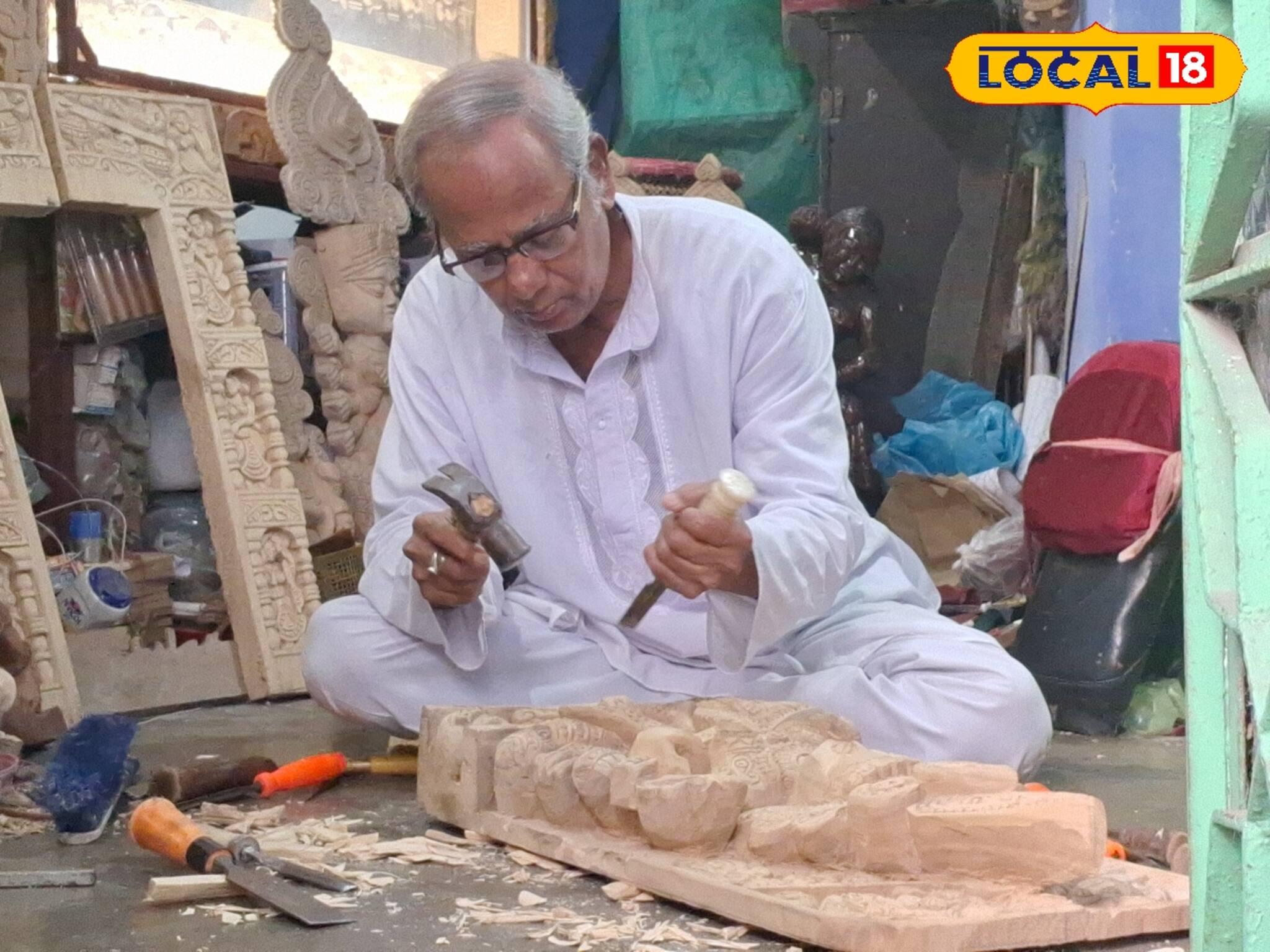 ৭৩ বছরেও ক্লান্তি নেই, অবসর জীবন যেন আস্ত 'কুমোরটুলি', কাটছে বাটালি-হাতুড়িতে