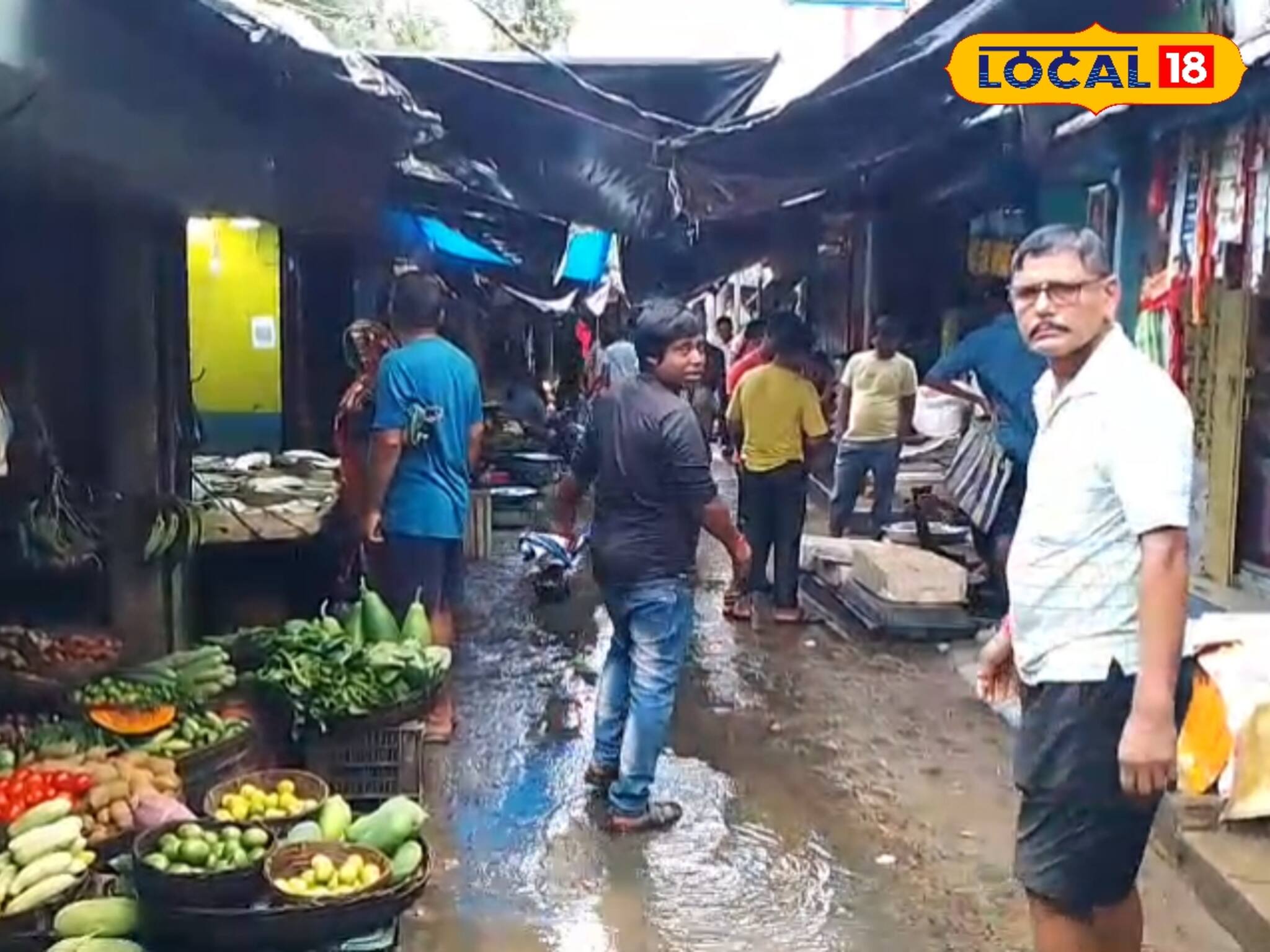টানা বৃষ্টি, বেহাল নিকাশি ব্যবস্থা...! জলে ভাসছে বাজার, সাংঘাতিক অবস্থা মদনপুরে