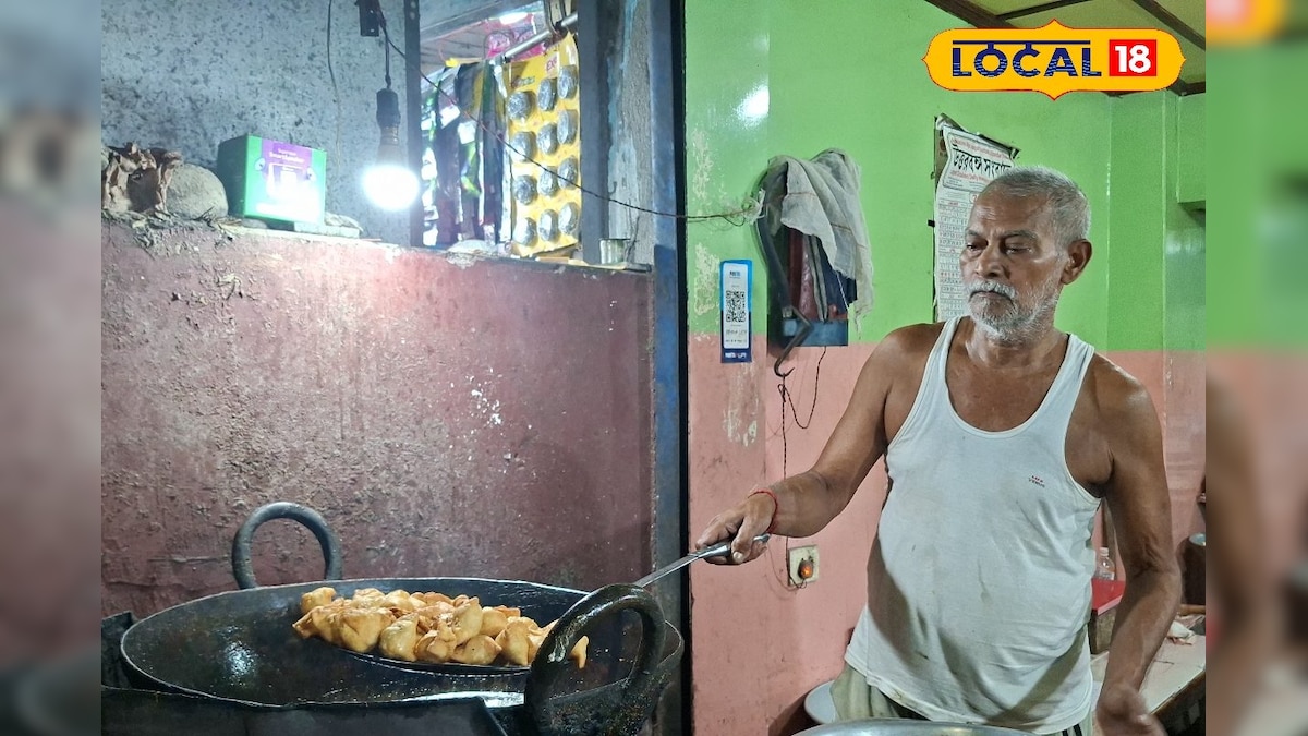 Shingara & Kachuri at Rs 2: মাত্র ২ টাকায় গরমাগরম কচুরি-শিঙাড়া! ৪৫ বছর ধরে নামমাত্র দামে বর্ষার সন্ধ্যাকে মুচমুচে করে চলেছেন এই দম্পতিsiliguri couple still sells shingara or samosa at very low rate since more than four decades