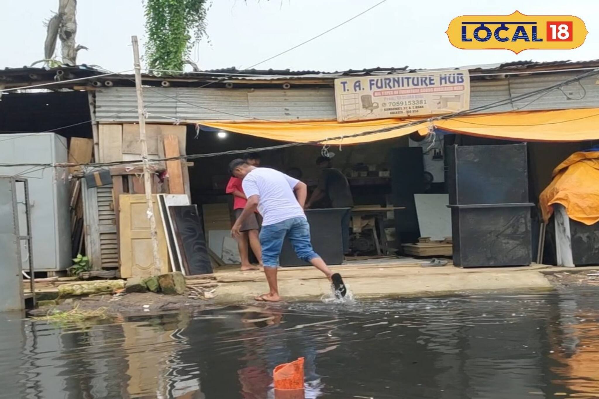 বিটি রোডে ধারে জমা জলে বিপাকে কামারহাটির আসবাব ব্যবসা! দ্রুত সমস্যা সমাধানের দাবি