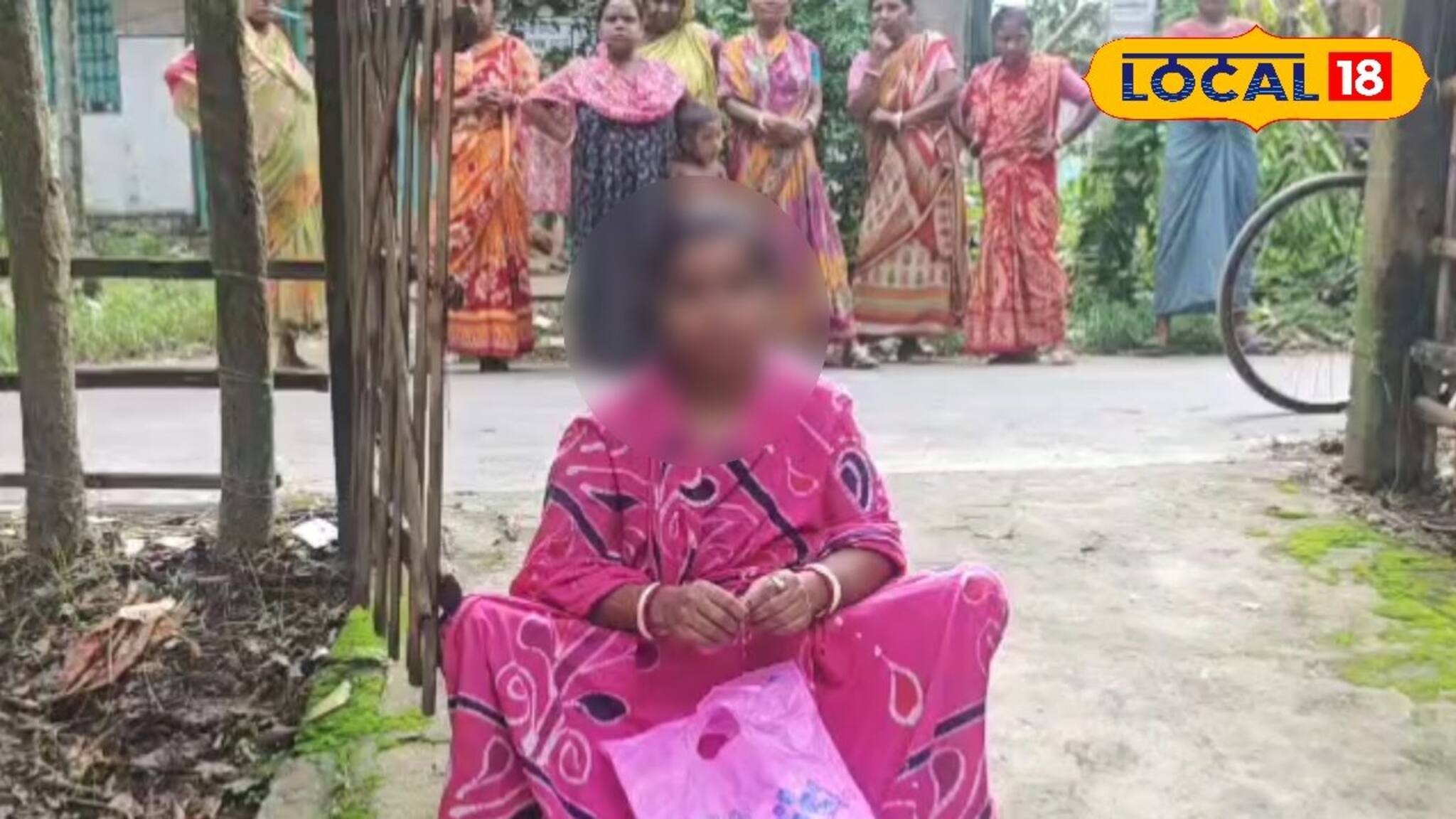 হাতে ম্যারেজ সার্টিফিকেট...! স্ত্রীর অধিকারের দাবিতে শ্বশুর বাড়ির সামনে ধর্না মহিলার