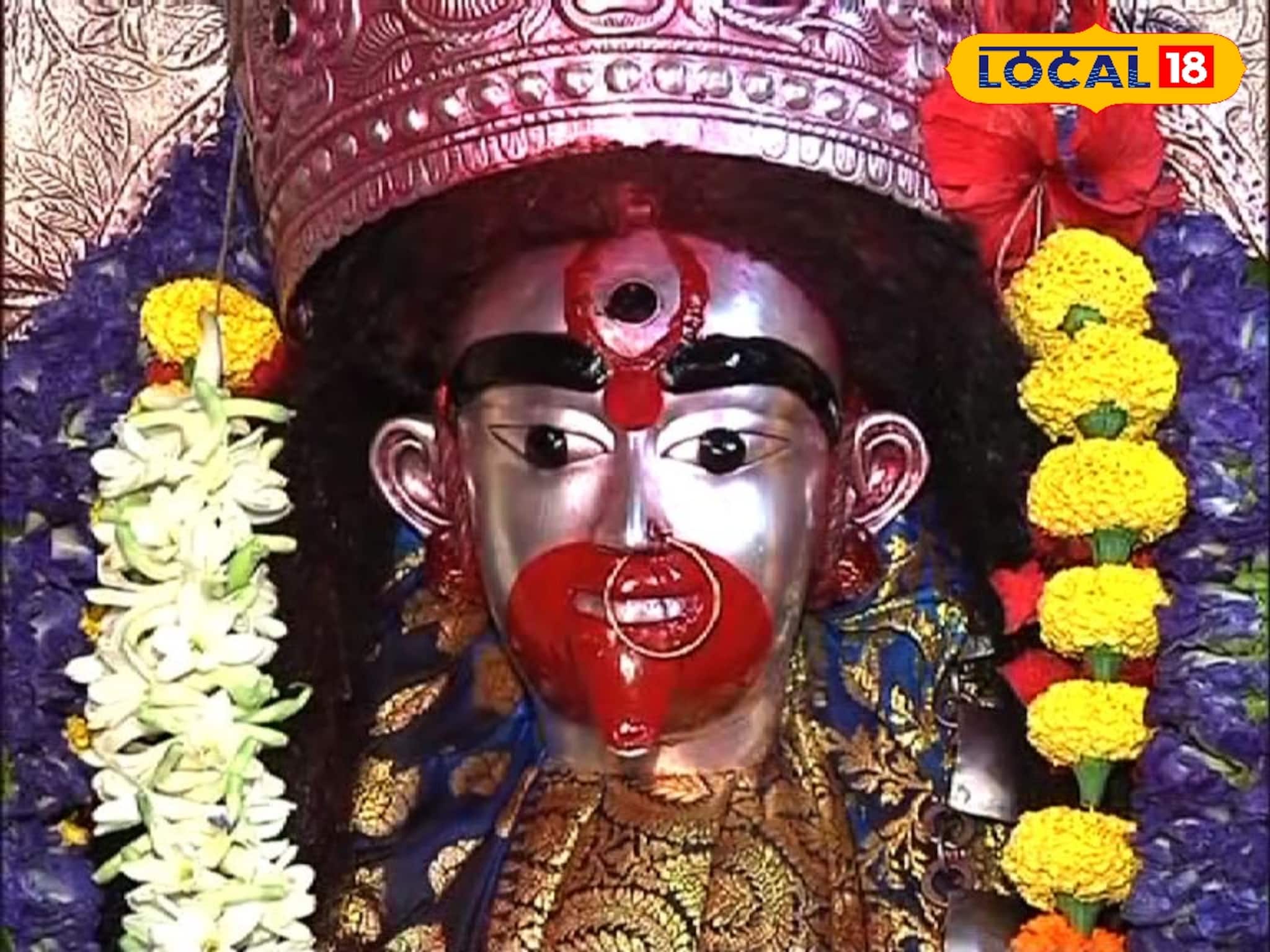 Cottage Industry: নিপুণ হাতে একের পর এক ধান আটকে দেবী কালীর অলঙ্কার তৈরি করছেন এই গ্রামের মহিলারা