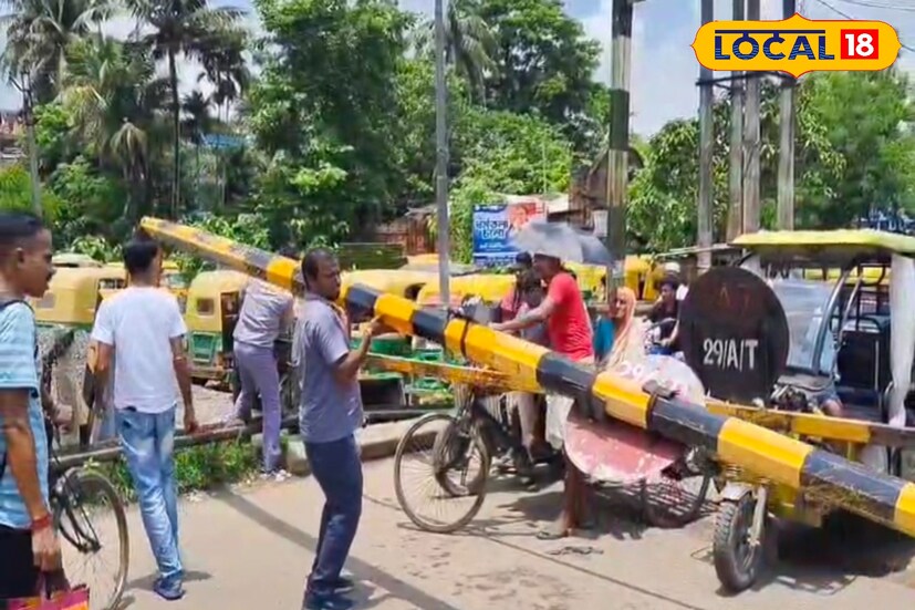 স্থানীয়দের অভিযোগ, এই রেলগেট অতীতেও একাধিকবার ভেঙে পড়েছে। তবুও রেল কর্তৃপক্ষের তরফে কোনও স্থায়ী সমাধানের উদ্যোগ নেওয়া হয়নি। এদিনের ঘটনার পর তাঁদের প্রশ্ন—আর কতবার এমন আতঙ্কের মুখোমুখি হতে হবে?