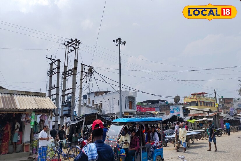 শুক্রবার স্বস্তি থাকলেও শনিবার দিন উত্তরবঙ্গের পার্বত্য জেলা দার্জিলিং, কালিম্পং, জলপাইগুড়ি, আলিপুরদুয়ার, কোচবিহার জেলায় ভারী বৃষ্টিপাতের সম্ভাবনার কথা জানিয়েছে আবহাওয়া দফতর।