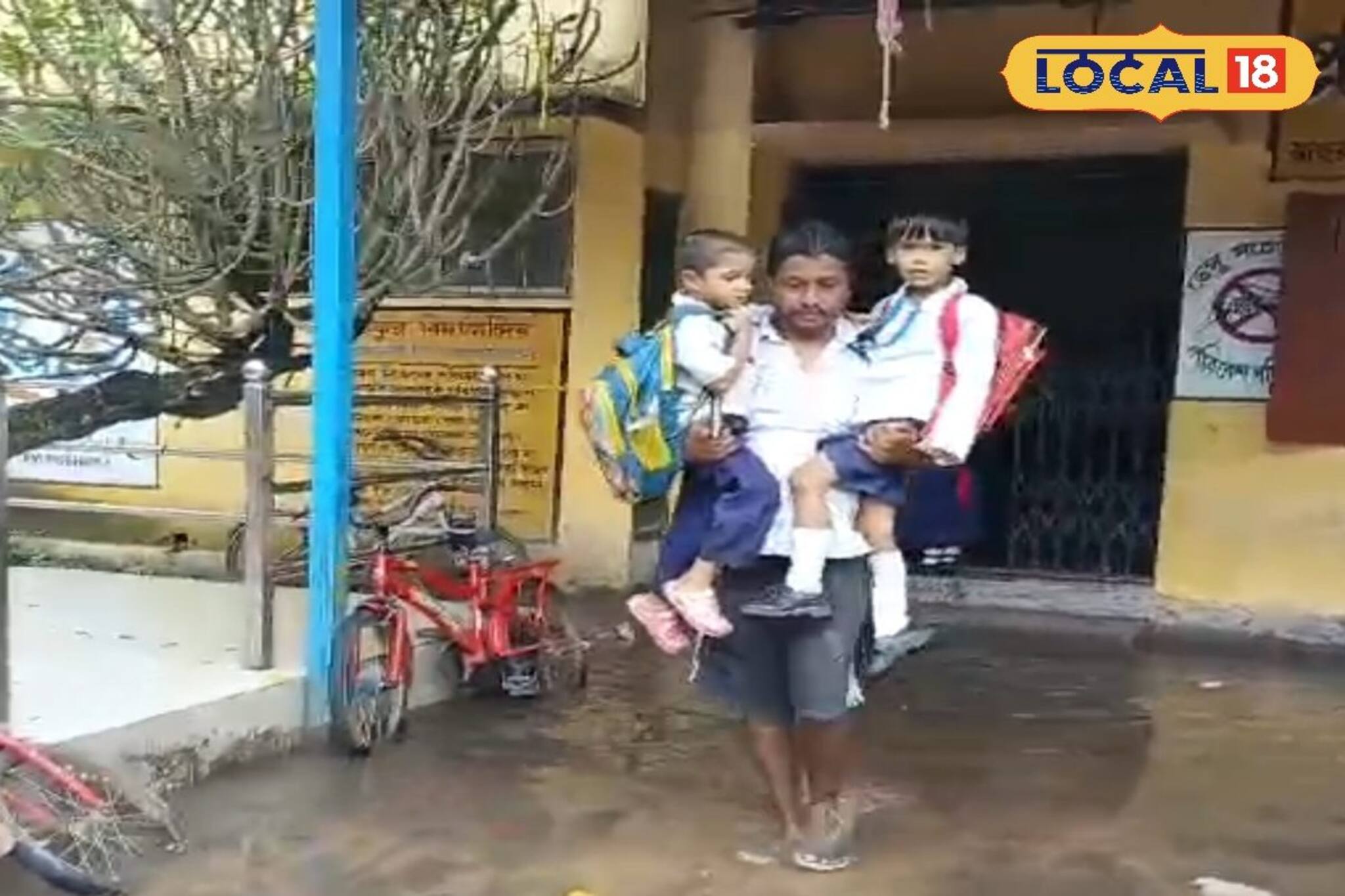 জল থৈ থৈ স্কুলপথে বিপাকে শিশু পড়ুয়ারা! পানিহাটিতে চরম দুর্ভোগ, হাঁটাচলা বন্ধ হওয়ার জোগা