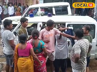 অসুস্থ ছাত্রীদের নিয়ে আসা হয়েছে হাসপাতালে