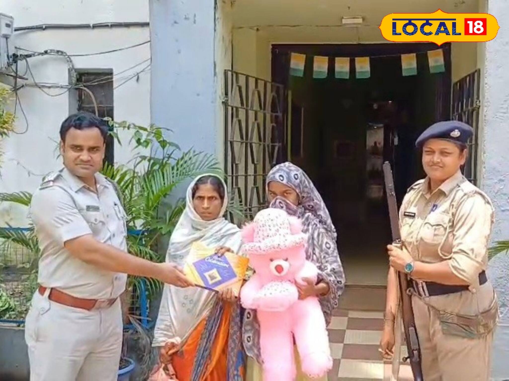 'আলিনগর যাব কোন ট্রেনে?' দেখিয়ে দিতেই ট্রেনে উঠে ঘুমিয়ে পড়েছিল মেয়েটি! তার পর যা হল!