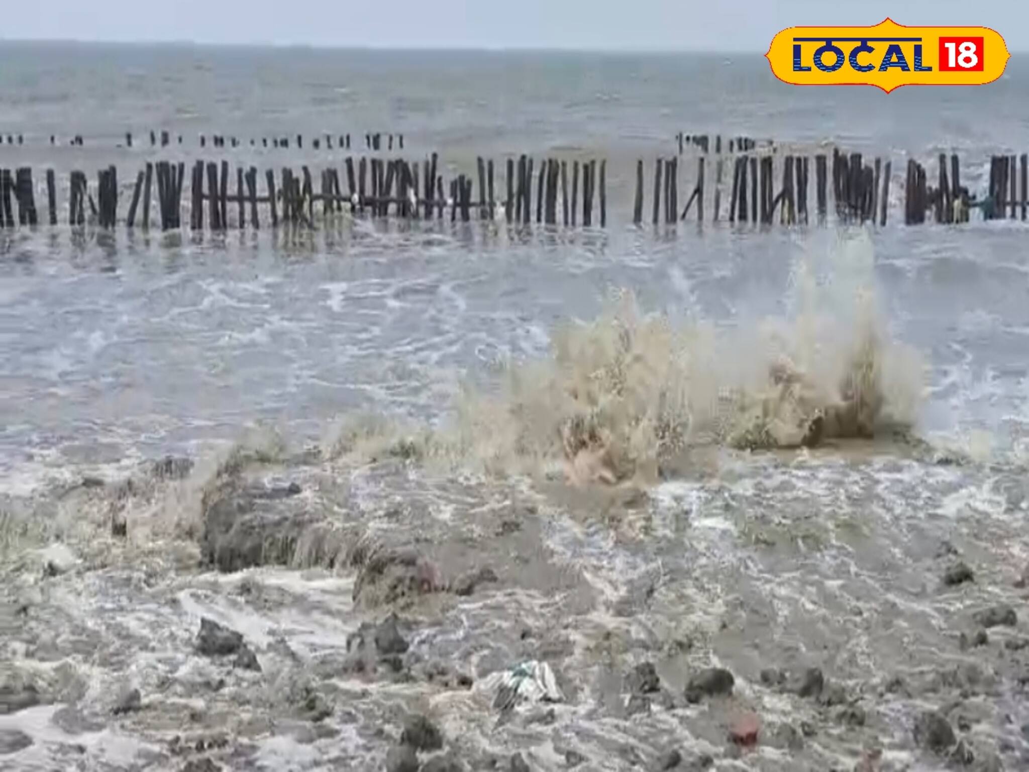 গিলে খাচ্ছে পূণ্যভূমি...! কপিলমুনির আশ্রমের সামনের বাঁধ টপকে মেলা প্রাঙ্গণে জল, কী যে হবে?