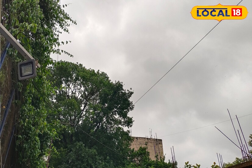 আবহাওয়া দফতরের পূর্বাভাস তথ্য অনুযায়ী, মৌসুমি বায়ু প্রবাহ এবং তীব্র আর্দ্রতার উপস্থিতির কারণে উত্তরবঙ্গের বেশিরভাগ জায়গায় হালকা থেকে মাঝারি বৃষ্টিপাতের সম্ভাবনা রয়েছে এবং বিক্ষিপ্তভাবে ভারী থেকে অতি ভারী বৃষ্টিপাতের সম্ভাবনা রয়েছে।