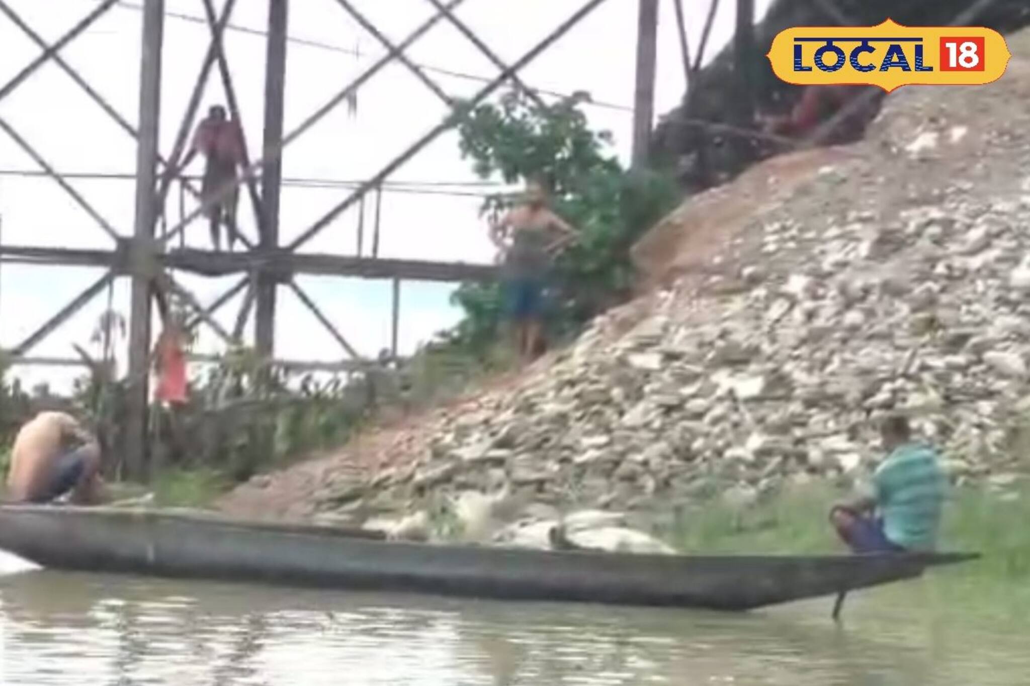 হালিশহর জুট মিলের  আবর্জনায় পরিপূর্ণ গঙ্গা! চর্মরোগে ভুগছে স্থানীয়রা