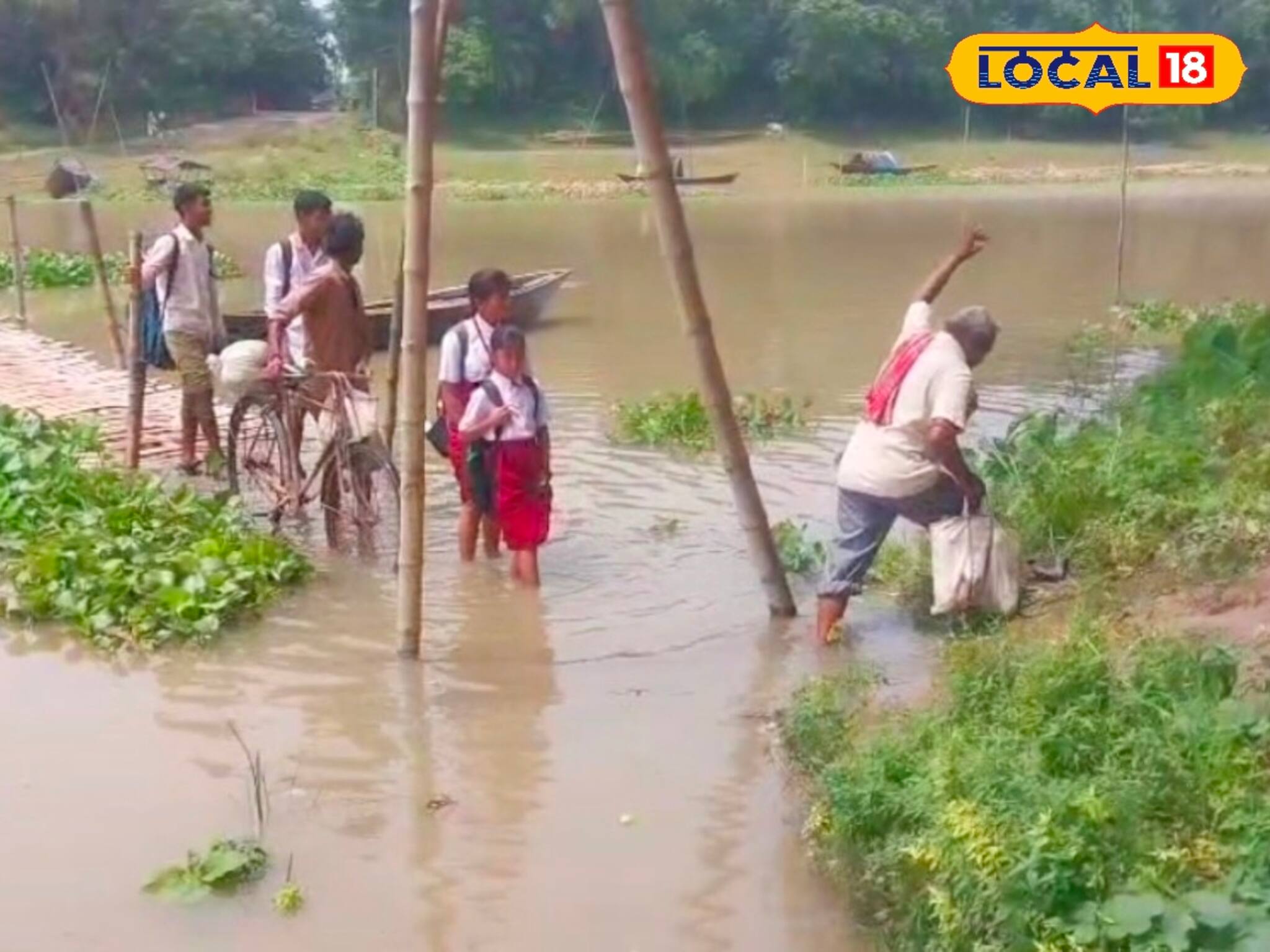 টাঙনের জল বাড়ায় পথ হারিয়ে নৌকার ভরসায় ঝুঁকিপূর্ণ যাতায়াত গ্রামবাসীর