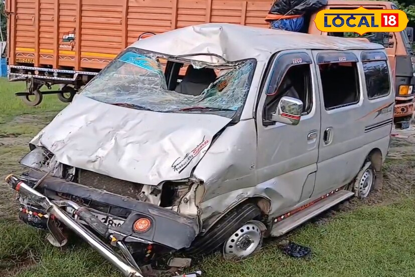 আহতদের প্রথমে ভর্তি করা হয় মিনাখাঁ গ্রামীণ হাসপাতালে। তবে গাড়ি চালকের অবস্থা অত্যন্ত আশঙ্কাজনক হওয়ায় তাঁকে কলকাতার একটি সরকারি হাসপাতালে স্থানান্তরিত করা হয়েছে। বাকিদের চিকিৎসা চলছে।