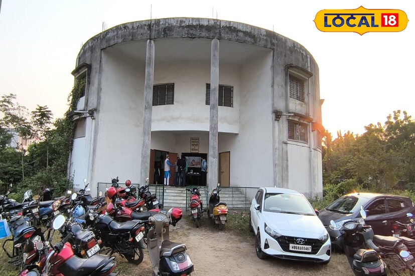 বাঁকুড়ার পশ্চিমরাঢ় ইতিহাস সংস্কৃতি চর্চা কেন্দ্র। একটি দুর্দান্ত মিউজিয়াম। এই মিউজিয়ামে পেয়ে যাবেন ঐতিহাসিক খবরের কাগজ থেকে শুরু করে, প্রাচীন পুতুল, মুখোশ, প্রাগৈতিহাসিক পাথর এবং নাম না জানা বহু কিছু। যারা ইতিহাস ভালবাসেন তাদের জন্য এক দুর্দান্ত জায়গা।