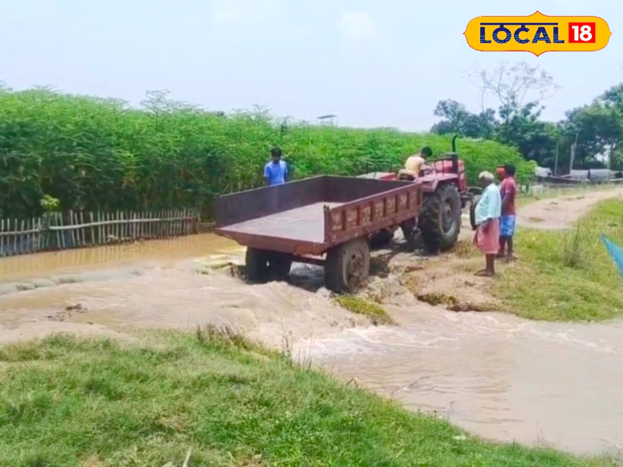 ঘর বাড়ি জলের তলায়! মাথায় হাত সাধারণ মানুষের, গঙ্গার জলস্তর বাড়তেই ভাঙল বাঁধের রাস্তা