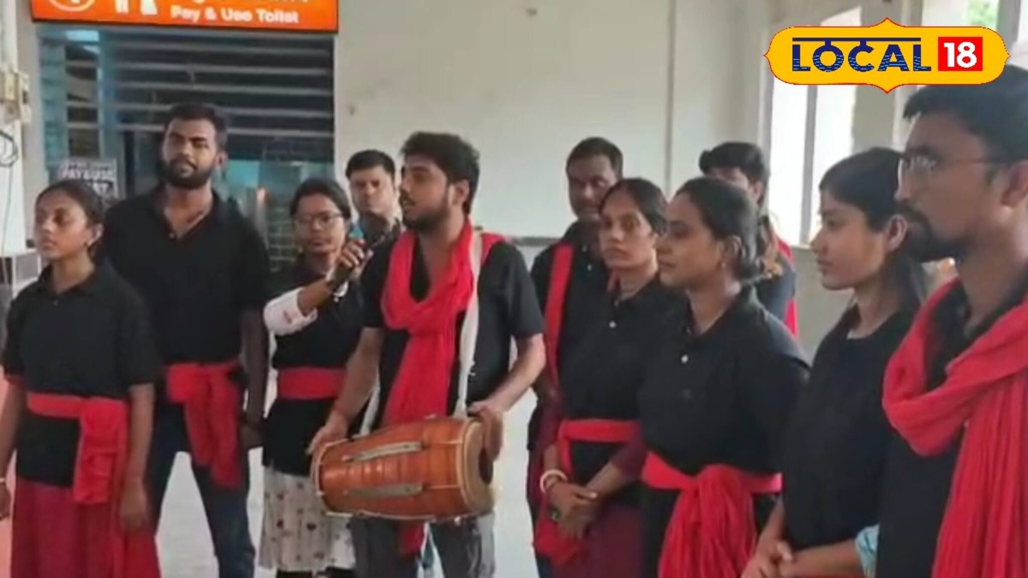 হঠাৎই শান্তিপুর স্টেশনে হাজির একদল যুবক-যুবতি, সঙ্গে আরপিএফের কর্মকর্তারাও, ব্যাপার কী...?