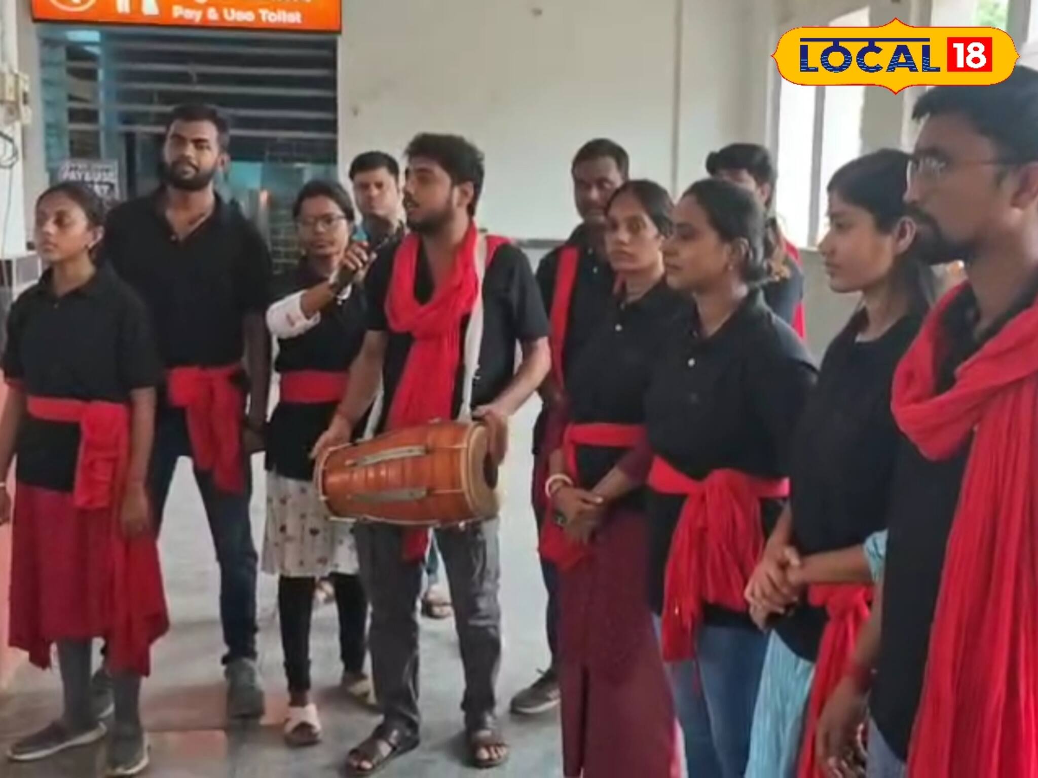 হঠাৎই শান্তিপুর স্টেশনে হাজির একদল যুবক-যুবতি, সঙ্গে আরপিএফের কর্মকর্তারাও, ব্যাপার কী...?