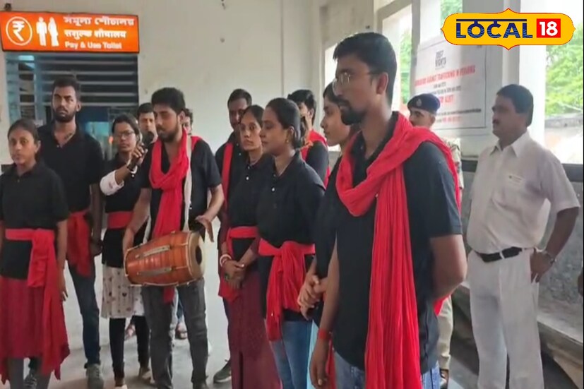 আগামী ৩০ জুলাই বিশ্ব মানব পাচার বিরোধী দিবস উপলক্ষে শ্রীমা মহিলা সমিতির জাস্ট রাইট ফর চিলড্রেন এর পক্ষ থেকে শান্তিপুর আরপিএফ এর সহযোগিতায় শান্তিপুর রেলস্টেশনে রেল যাত্রীদের সচেতনতায় এক পথনাটিকার আয়োজন করা হল। আগামী ৩০ জুলাই বিশ্ব মানব পাচার বিরোধী দিবস উপলক্ষে শ্রীমা মহিলা সমিতির জাস্ট রাইট ফর চিলড্রেন এর পক্ষ থেকে শান্তিপুর আরপিএফ এর সহযোগিতায় শান্তিপুর রেলস্টেশনে রেল যাত্রীদের সচেতনতায় এক পথনাটিকার আয়োজন করা হল।