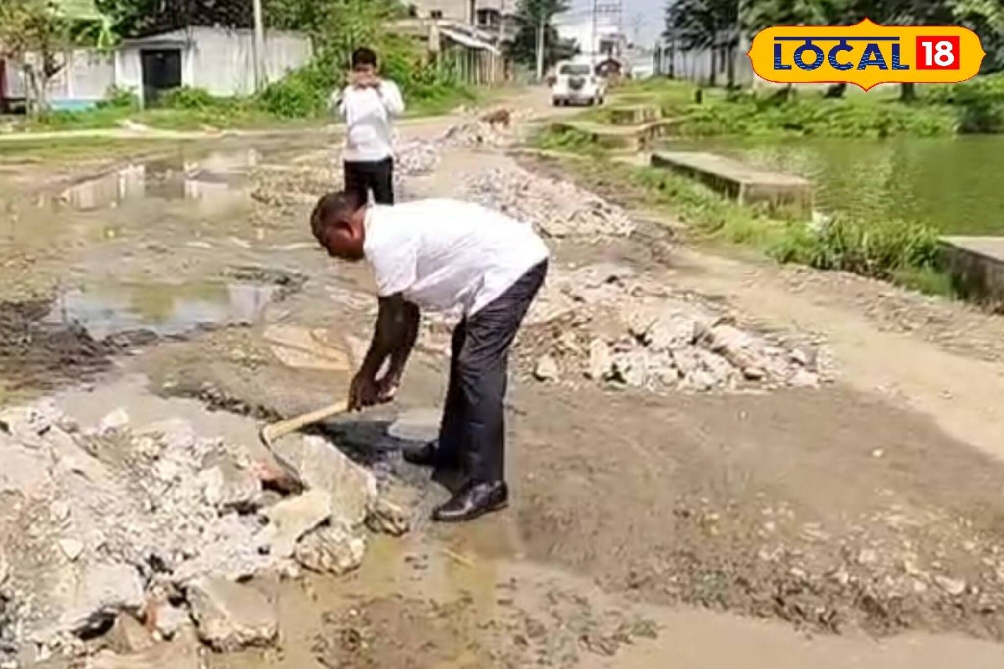 রঘুনাথগঞ্জে হঠাৎই কোদাল হাতে পঞ্চায়েত প্রধান, হঠাৎ কী হল!