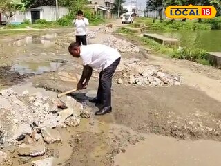 কোদাল হাতে পঞ্চায়েত প্রধান কোদাল হাতে পঞ্চায়েত প্রধান