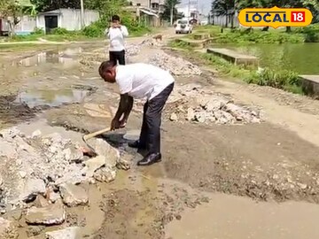কোদাল হাতে পঞ্চায়েত প্রধান কোদাল হাতে পঞ্চায়েত প্রধান