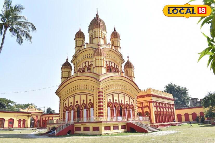 অন্নপূর্ণা মন্দির: ১৮৭৫ সালের ১২ এপ্রিল রানী রাসমণির কনিষ্ঠ কন্যা জগদম্বা দেবী অন্নপূর্ণা মন্দিরটি ও ঘাট নির্মাণ করেন। তিনি মথুর মোহন বিশ্বাসের সাথে বিবাহিত ছিলেন, যিনি তাঁর প্রথম স্ত্রী করুণাময়ীয়ের মৃত্যুর পর জগদম্বা দেবীকে বিবাহ করেন। তাদের পুত্র দ্বারিকানাথ বিশ্বাস এই মন্দির প্রতিষ্ঠার সমস্ত ব্যবস্থা করেছিলেন। মন্দিরটি রামকৃষ্ণ ভক্তদের জন্য উন্মুক্ত করেছিলেন।মন্দির চত্বরের ভিতরে একটি নাটমন্দির, ছয়টি শিব মন্দির এবং দুটি নহবতখানা রয়েছে। 