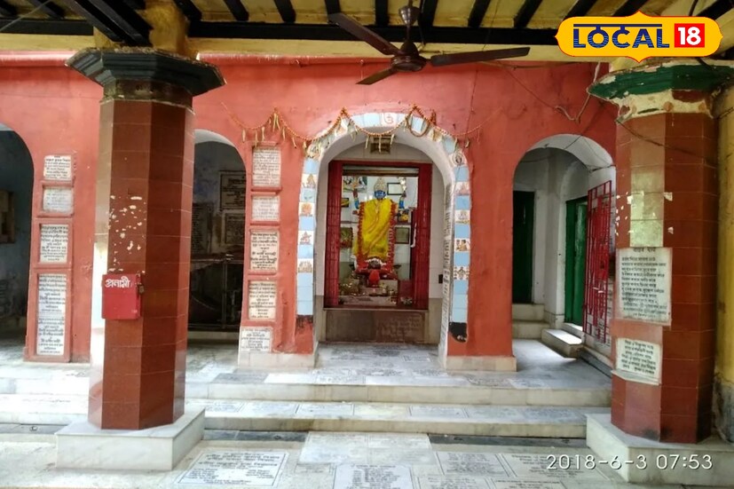 মুক্তকেশী কালী মন্দির: আড়িয়াদহের গঙ্গার ধারে শ্মশানের কাছে অবস্থিত মুক্তকেশী কালী মন্দির। উল্ল্যেখ্য চৈতন্যপূর্বযুগের তান্ত্রিক সাধকদের সাধন-ক্ষেত্র ছিল এই আড়িয়াদহ শ্মশান। সমতল ছাদ বিশিষ্ট একটি দালান মন্দির। মন্দিরটি পশ্চিমমুখী, কিন্তু মায়ের গর্ভগৃহ দক্ষিণমুখী। এখানে উল্লেখ্য, মন্দিরের পশ্চিম দিকে হূগলী নদী বহমান। মন্দিরে শান্তিনাথ শিবলিঙ্গও নিত্য পূজিত যিনি মার্তৃ মুর্তির ডান পার্শ্বে বিরাজ করেন। মন্দিরটি প্রতিষ্ঠিত হয় ১২৪৭ বঙ্গাব্দে। মন্দিরের প্রবেশ-দ্বারের ডানদিকে একটি শ্বেতপাথরের প্রতিষ্ঠাফলক আছে। মন্দিরটি প্রথমে ছিল তালপাতার। স্থানীয় বন্দ্যোপাধ্যায় পরিবার মন্দিরটির দেখাশোনা করেন। ঠাকুর রামকৃষ্ণ এই মন্দিরে আসতেন। তিনি এসে পুরোহিতের আসনে বসে মাকে পুজোও করেছেন। কথিত আছে, রামকৃষ্ণ ঠাকুরের মায়ের দাহকার্য এই আড়িয়াদহ শ্মশানে সম্পন্ন হয়। আগে এখানে পাঁঠা বলি হত। এখন চালকুমড়া, আখ, কলা ইত্যাদি বলি দেওয়া হয়। নিত্য পূজা ছাড়াও মন্দিরে জ্যৈষ্ঠ মাসে ফলহারিণী কালী পূজা, কার্তিক মাসে দীপান্বিতা কালী পূজা ও মাঘ মাসে কৃষ্ণা চতুর্থীতে রটন্তী কালী পূজা মহা সমারোহে পালিত হয়ে থাকে। সকল ৭ টা থেকে ১১ টা ও বিকাল ৫ টা থেকে রাত ৮ টা পর্যন্ত মায়ের মন্দির খোলা থাকে। তবে কালীপূজা, দুর্গাপূজা, অক্ষয় তৃতীয়া ও অন্নকূট মহোৎসবে মন্দির সারাদিনই খোলা থাকে।