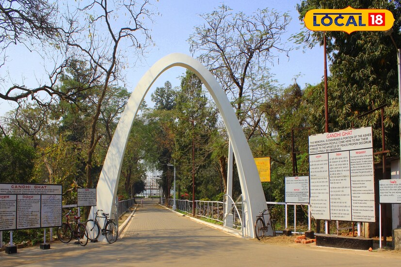 ব্যারাকপুরের গান্ধী ঘাট: মহাত্মা গান্ধীর স্মৃতিতে নির্মিত একটি সমাধি, ১২০ ধরণের গোলাপ, অসাধারণ গাছপালা এবং গাছপালা দিয়ে ঘেরা একটি সবুজ বাগান, মনোরম সূর্যাস্ত এবং একটি রোমাঞ্চকর নদীর তীর 'গান্ধী ঘাট প্যাকেজটি আপনাকে ভিড়ের কলকাতা থেকে মুক্ত হয়ে শহরের কেন্দ্রস্থল থেকে প্রায় ৩০ কিলোমিটার উত্তরে ব্যারাকপুরের উদ্দেশ্যে যাত্রা করার জন্য যথেষ্ট। ১৯৪৮ সালে (যে বছর জাতির পিতা মারা গিয়েছিলেন) নির্মিত, হুগলি নদীর তীরে স্মৃতিস্তম্ভ এবং রাজ্য বন বিভাগ দ্বারা রক্ষণাবেক্ষণ করা জওহর কুঞ্জের বিস্তৃত বাগান শহরবাসীকে একদিনের জন্য স্বস্তি দিতে পারে। এটি উদ্বোধন করেছিলেন পণ্ডিত জওহরলাল নেহেরু।