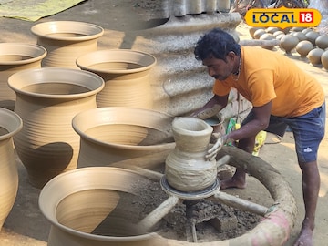 প্লাস্টিকের দাপটে তলানিতে মাটির পাত্রের চাহিদা, পাখিদের ভরসায় দিন কাটছে কুমোরদের, হচ্ছে অন্নসংস্থান প্লাস্টিকের দাপটে তলানিতে মাটির পাত্রের চাহিদা, পাখিদের ভরসায় দিন কাটছে কুমোরদের, হচ্ছে অন্নসংস্থান