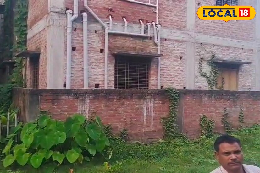 *অর্থ মন্ত্রকের নির্দেশ অনুযায়ী এবং আদালতের আদেশে লালগোলা থানার পুলিশ বিশাল বাহিনী নিয়ে গোলাম মোস্তফার বাড়িতে পৌঁছয় এবং বাড়িটি সিজ করে। বাড়িতে উপস্থিত তার স্ত্রী রেহেনা বিবিকে পুলিশ স্পষ্টভাবে জানিয়ে দেয়, এই সম্পত্তি কোনওভাবেই বিক্রি, হস্তান্তর বা লিজ দেওয়া যাবে না। যদি এই নির্দেশ অমান্য করা হয়, তবে তাদের বিরুদ্ধে কঠোর আইনি ব্যবস্থা গ্রহণ করা হবে।