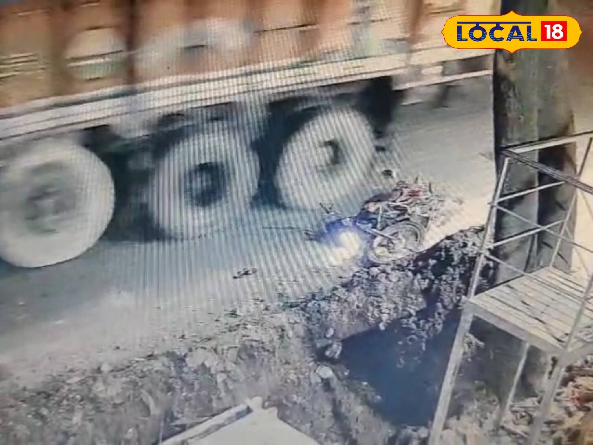 চলন্ত বাইকে ২ তরতাজা যুবক, পিছন থেকে সজোরে লড়ির ধাক্কা, ছিটকে যেতেই যা হল একজনের...