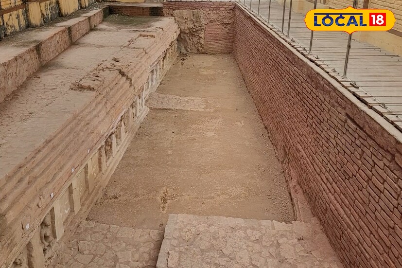 ঢিবির পূর্ব ও পশ্চিম দিকে পাওয়া যায় নকশাযুক্ত ইট দ্বারা সুসজ্জিত দেওয়াল, স্টাকো পলেস্তারা যুক্ত দেওয়াল, বৌদ্ধ ভিক্ষুদের থাকার কুঠুরি। উদ্ধার হয় খণ্ড বিখণ্ড বুদ্ধের মূর্তিও।