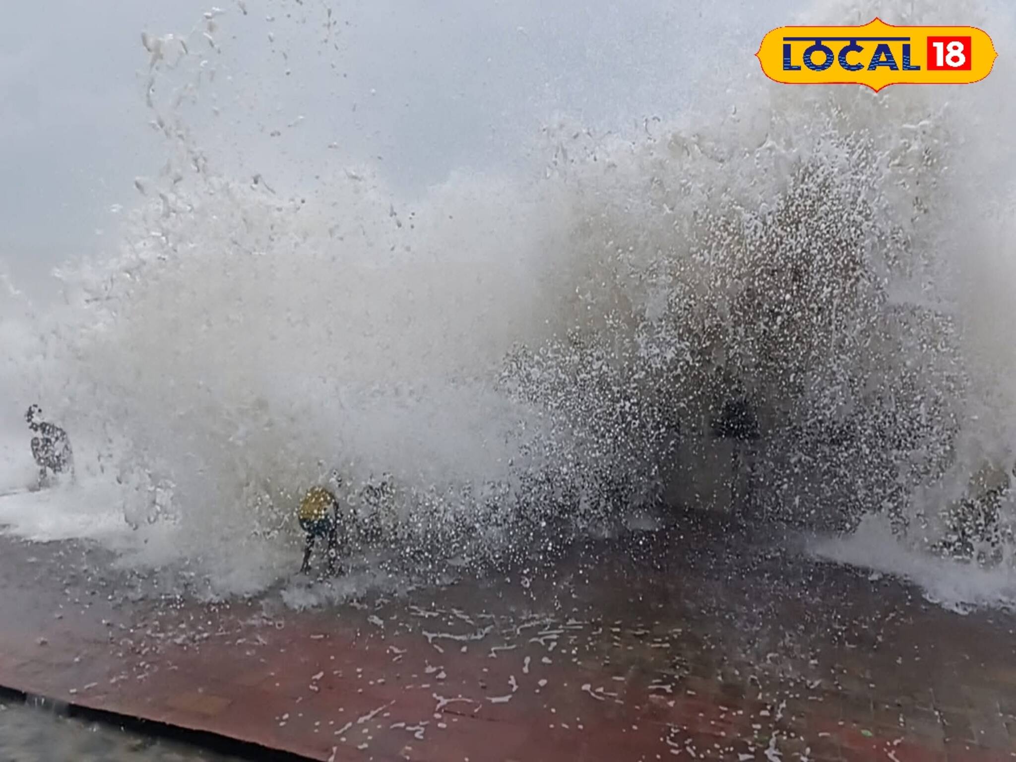 এ যেন সাক্ষাৎ 'দানব'...! দিঘার সমুদ্রে পা ফেললেই গিলে খাবে! ছুটে আসছে কাতারে কাতারে মানুষ