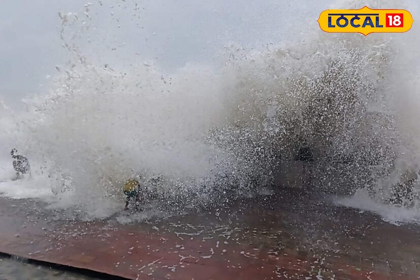 জেলা তথা রাজ্যের অন্যতম জনপ্রিয় পর্যটন কেন্দ্র দিঘা বর্ষা সব ঋতুতেই সমান জনপ্রিয় পর্যটকদের কাছে। সমুদ্রের মাতাল করার জলোচ্ছ্বাস পর্যটকদের আরও বেশি আকর্ষিত করছে। হওয়ায় জোয়ারের সময় ফুলে ফেঁপে উঠছে সমুদ্রের জল। আর বড় বড় ঢেউ এসে আছড়ে পড়ছে দিঘা সৈকত সরণীর গার্ড ওয়ালে। সৈকত সরণীতে দাঁড়িয়ে পর্যটকেরা সমুদ্র স্নানের মজা নিল আত্মীয়-পরিজন বন্ধুদের সঙ্গে।