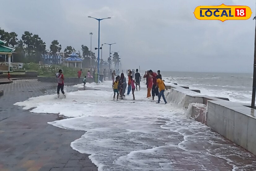 এমনিতেই বর্ষাকালে দিঘায় পর্যটকের সংখ্যা বেশি হয়। পর্যটকরা এলেও সমুদ্র স্নানে নিষেধাজ্ঞা জারি করা হয়েছে। এদিন সকালে ঝড়ো হাওয়ার ফুলে ওঠেছে সমুদ্রের জল। সমুদ্র উত্তাল থাকায় পর্যটকদের সমুদ্রে নামতে নিষেধাজ্ঞা জারি করেছে দিঘা পুলিশ প্রশাসন। উত্তাল সমুদ্রের নামতে না পারলেও পর্যটকদের মনে বিন্দুমাত্র আক্ষেপ নেই জলোচ্ছ্বাসের কারণে।