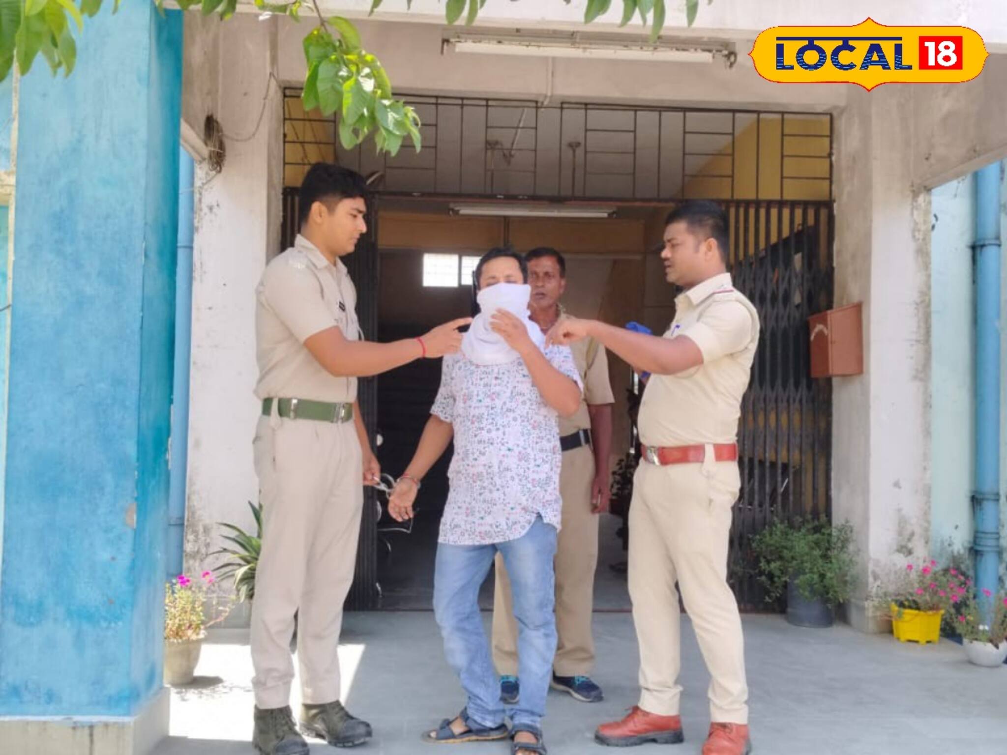 শিক্ষক যখন ভক্ষক, ক্লাসের মধ্যেই কন্যাসম ছাত্রীদের সঙ্গে যা করলেন 'স্যার'