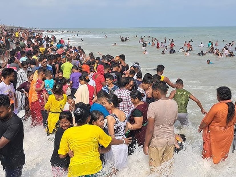 *সপ্তাহান্তে বা ছুটির দিনে দিঘা হয়ে ওঠে পর্যটকের মিলনক্ষেত্র। সেই অতিরিক্ত ভিড় সামাল দিতেই এই বিশেষ ট্রেন চলাচলের সিদ্ধান্ত নিয়েছে দক্ষিণ-পূর্ব রেল। আগে সীমিত সময়ের জন্য চালু হলেও ট্রেনটির জনপ্রিয়তা দেখে সময়সীমা বাড়ান হয়েছে। ফলে পাঁশকুড়া বা হাওড়া দিক থেকে দিঘায় যাওয়া আরও সহজ হচ্ছে সাধারণ মানুষের জন্য।