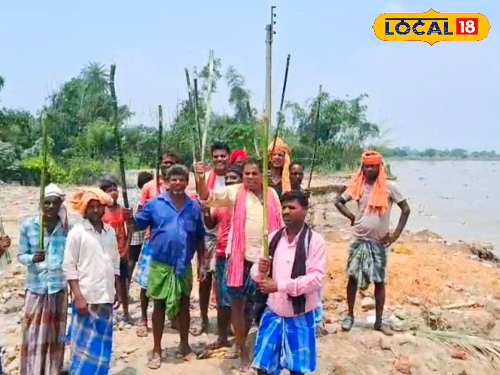 ভাঙন রোধে লাঠি হাতে এবারে নদী পাহারায়! কেন এই সিদ্ধান্ত রতুয়াবাসীর