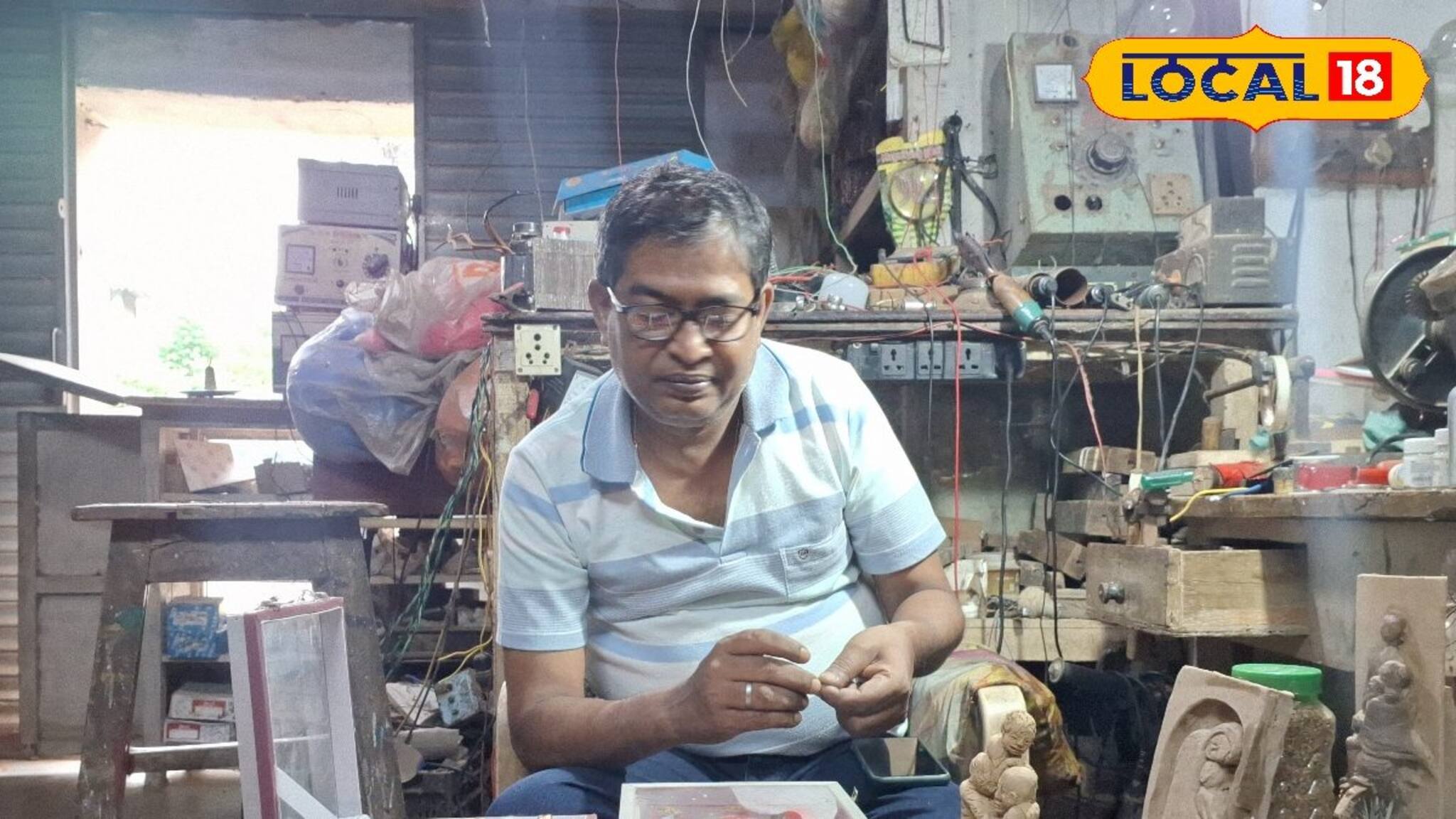নামেই ইলেকট্রিক মিস্ত্রি, বাকিটা ইতিহাস...! দোকানে বসে বসে যা করেন, জানাজানি হতেই ভিড় জমাচ্ছেন পাড়ার ছেলেমেয়েরাও