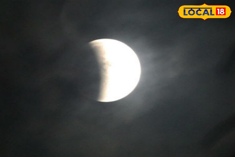 জ্যোতিষবীদ কৌশিক শাস্ত্রী জানাচ্ছেন, বছরের দ্বিতীয় এবং শেষ চন্দ্রগ্রহণ ৭ সেপ্টেম্বর ২০২৫ তারিখে হতে চলেছে। পঞ্চাঙ্গ অনুসারে, এই দিনটি ভাদ্রপদ মাসের পূর্ণিমা তিথি। এই দিন রাত ৯:৫৭ মিনিটে শুরু হবে এবং শেষ হবে ১:২৭ মিনিটে। সামগ্রিকভাবে, এই গ্রহণটি প্রায় সাড়ে ৩ ঘন্টা ধরে দৃশ্যমান থাকবে।