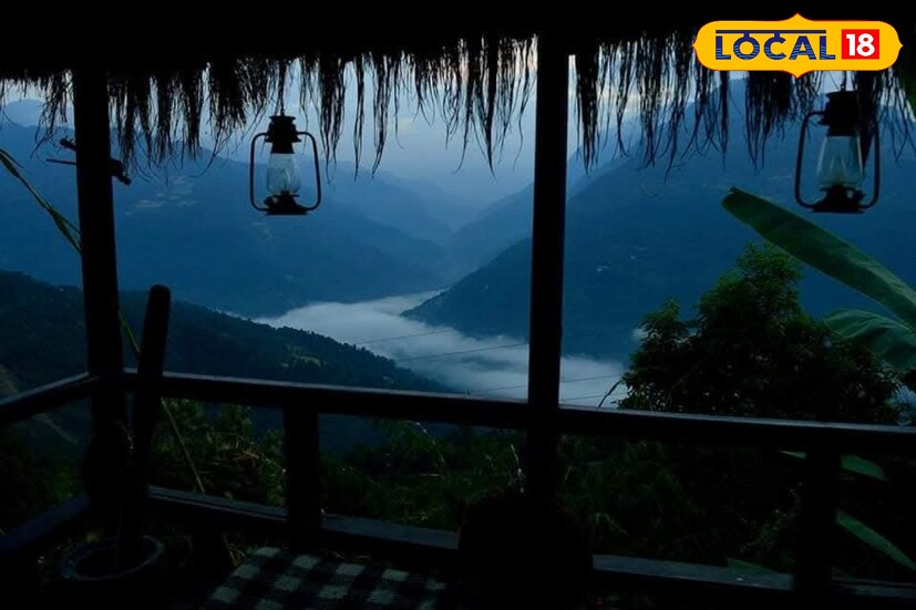 *হোমস্টের পরিবেশ আপনাকে অভিভূত করবে। ছাউনি দেওয়া মাচা ঘর, স্থানীয় অর্গানিক শাকসবজি দিয়ে তৈরি খাবার, সবকিছুতেই রয়েছে গ্রাম্য অথচ স্নিগ্ধ অভ্যর্থনা। রান্নার স্বাদও একেবারে আলাদা, কারণ তাজা উপকরণ আর পাহাড়ি মশলার মিশেলে প্রতিটি পদ যেন গ্রামীণ হিমালয়ের আত্মা নিয়ে আসে পাতে।