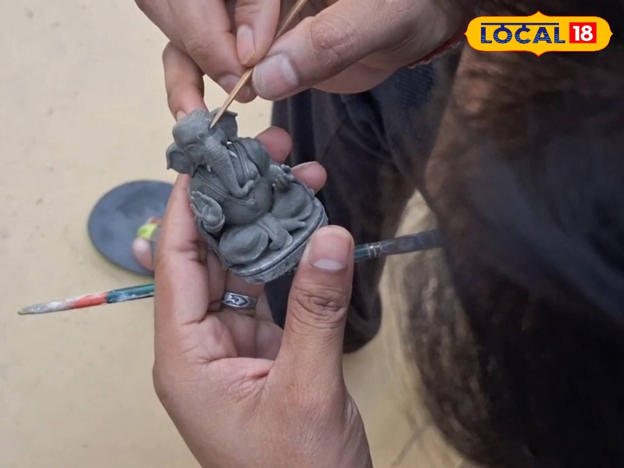 ছোট থেকেই এই শখ, অঙ্ক ছেড়ে মূর্তি বানাতেই এখন ব্যস্ত নদিয়ার এই শিল্পী