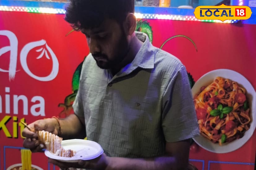 রঙিন একটা ফুড কার্ট। হাতে প্রস্থেটিক গ্লাভস এবং মুখে মাস্ক পরে তৈরি হচ্ছে খাবারগুলি। দেখলে জিভ দিয়ে পড়বে জল। একসময় অস্ট্রেলিয়াতে মোমো বানানোর জন্য ডাক পেয়েছিলেন কিন্তু সেই ছেলেই এখন বিদেশি খাবার তৈরি করছে বাঁকুড়ায়।