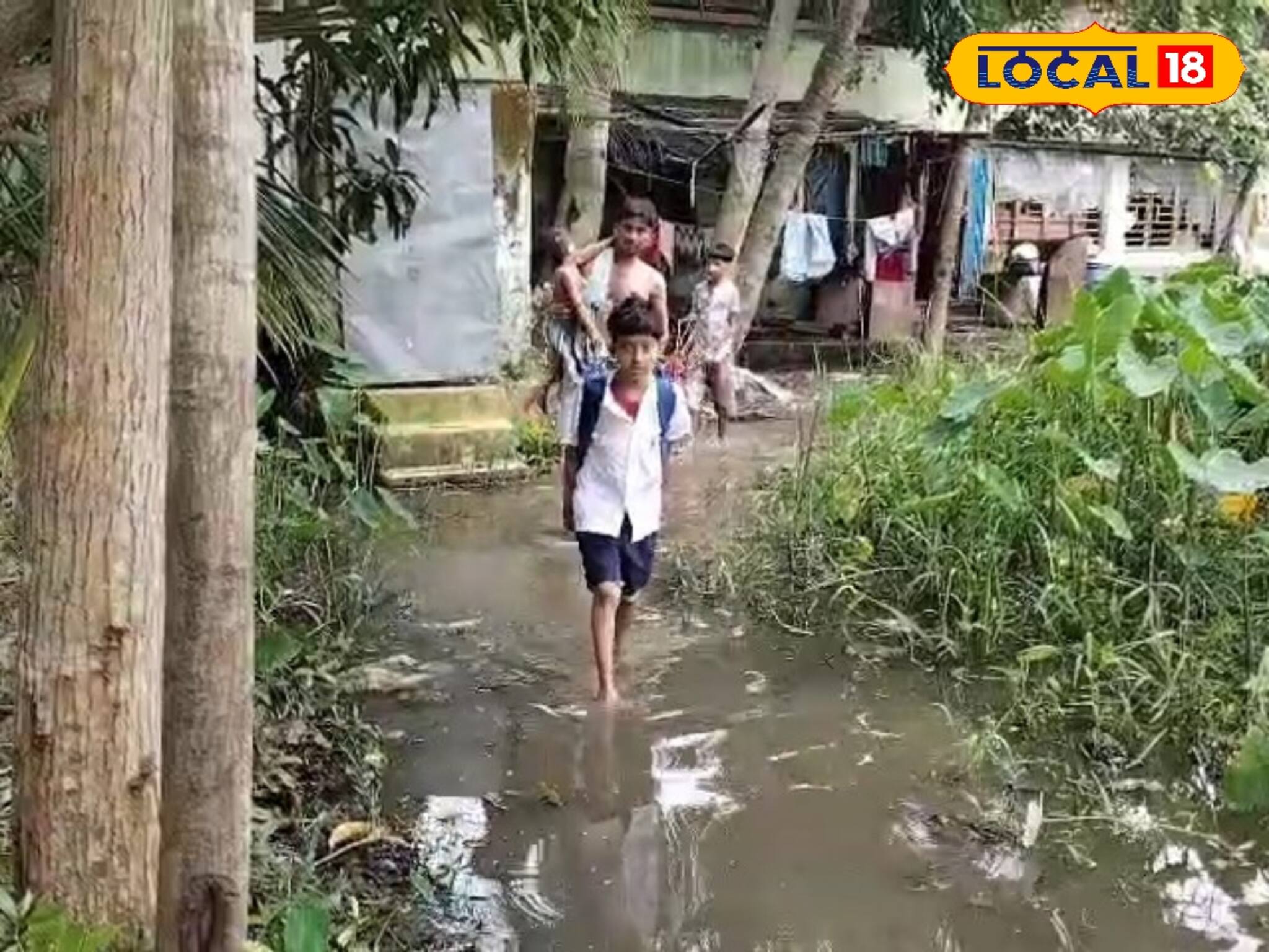 উলুবেড়িয়ার এই এলাকায় মানুষের বসতি রয়েছে কিন্তু  নেই যাতায়াতের রাস্তা
