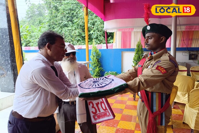 এই উপলক্ষে শনিবার সকালে জাতীয় পতাকা উত্তোলনের মাধ্যমে শহীদ বীরদের প্রতি শ্রদ্ধা নিবেদন করা হয়। শুধু স্মরণ নয়, দিনভর চলে বিভিন্ন অনুষ্ঠান অংকন প্রতিযোগিতা, দেশাত্মবোধক গান, ও সাংস্কৃতিক পরিবেশনা।