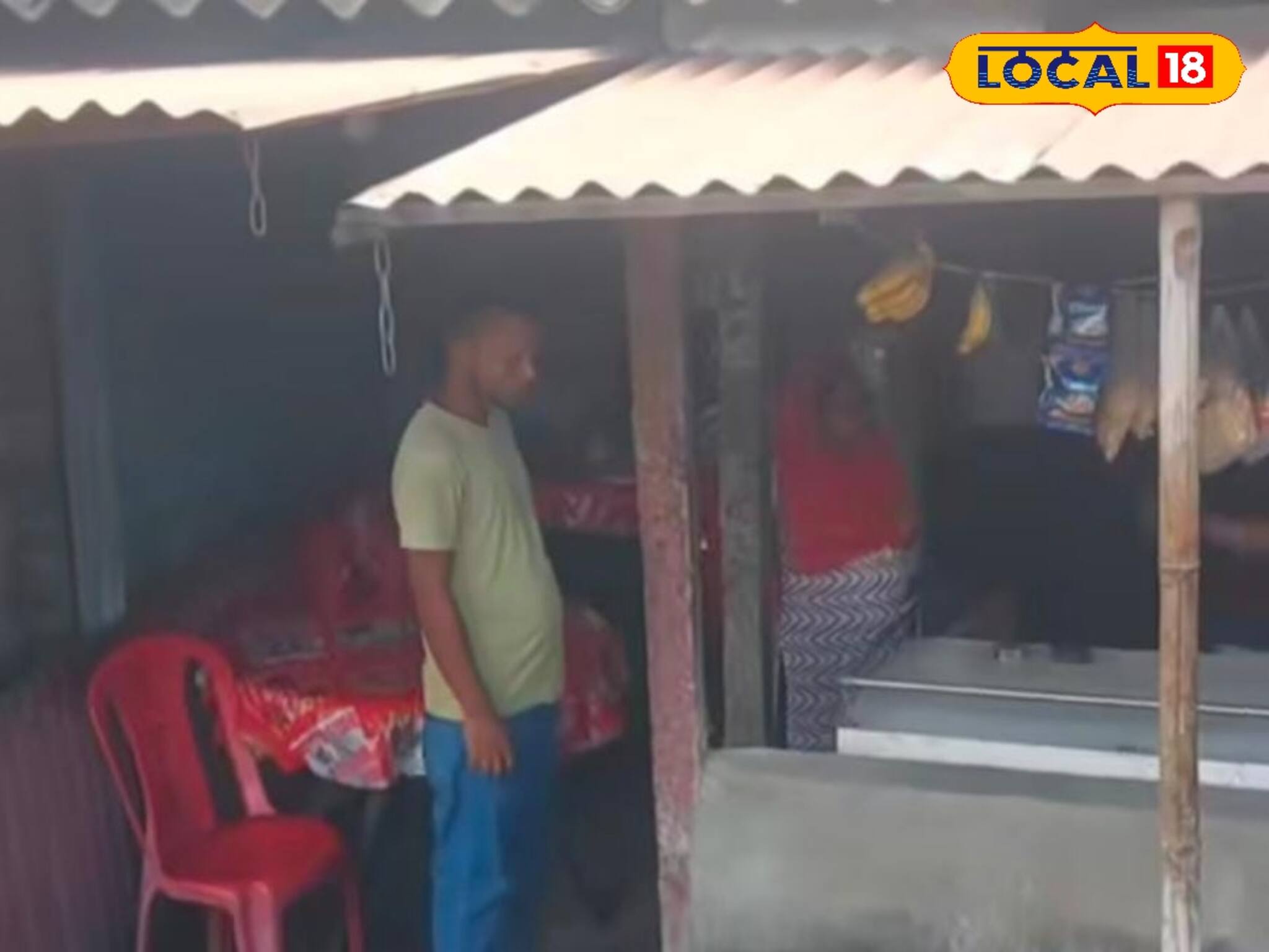 বিক্রির জন্য রাখা চিঁড়ে দই কলা মেখে দোকানে বসে ফলার খেয়ে সব জিনিস হাতিয়ে উধাও চোর