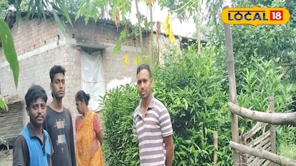 পরিযায়ী শ্রমিকের বাড়ির সামনে গ্রামবাসীরা 