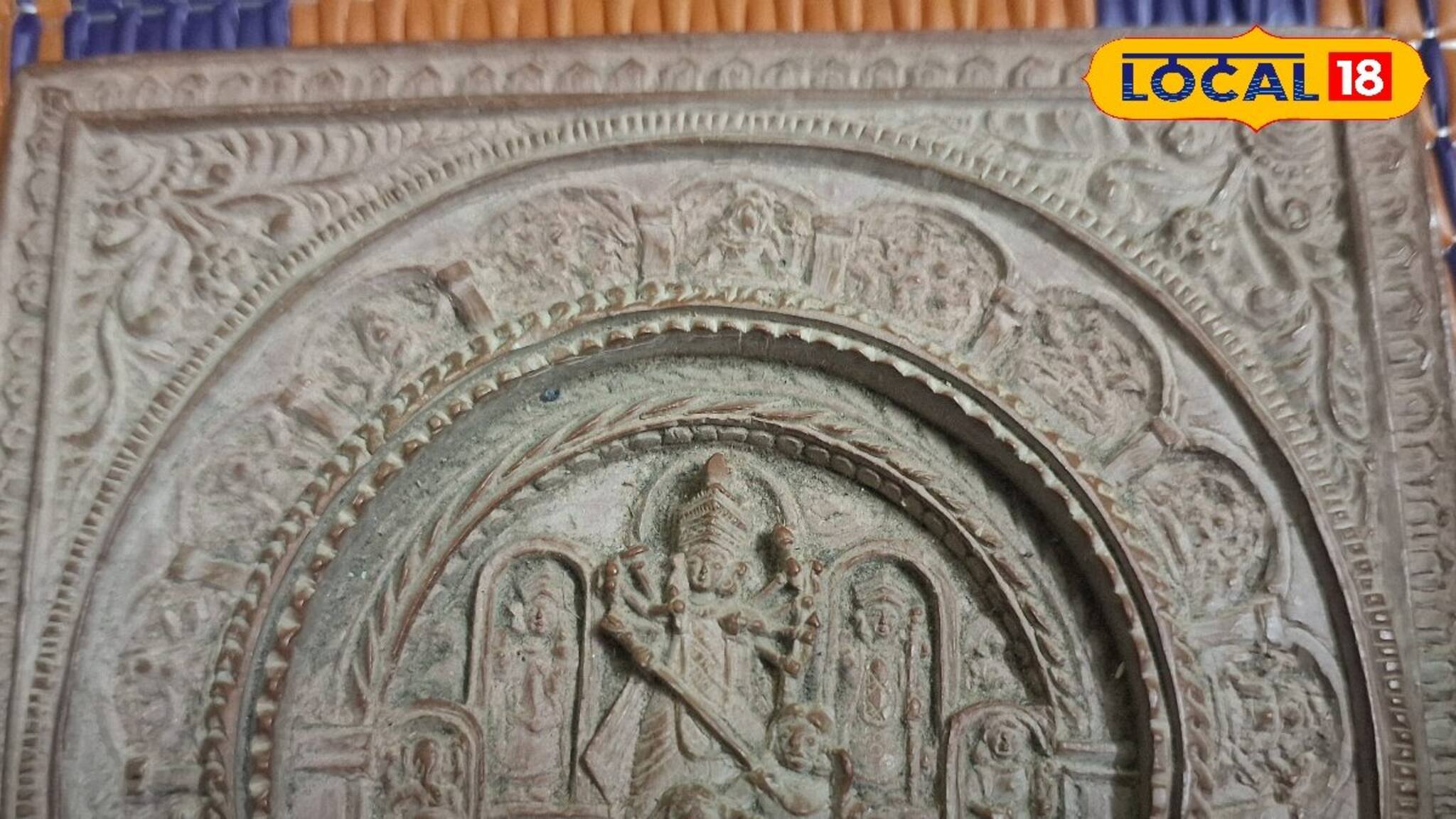 ভাঙা প্লেটের উপর খোদাই করে দুই ইঞ্চির দুর্গা প্রতিমা, তাক লাগাচ্ছেন ৭৭-এর বৃদ্ধ