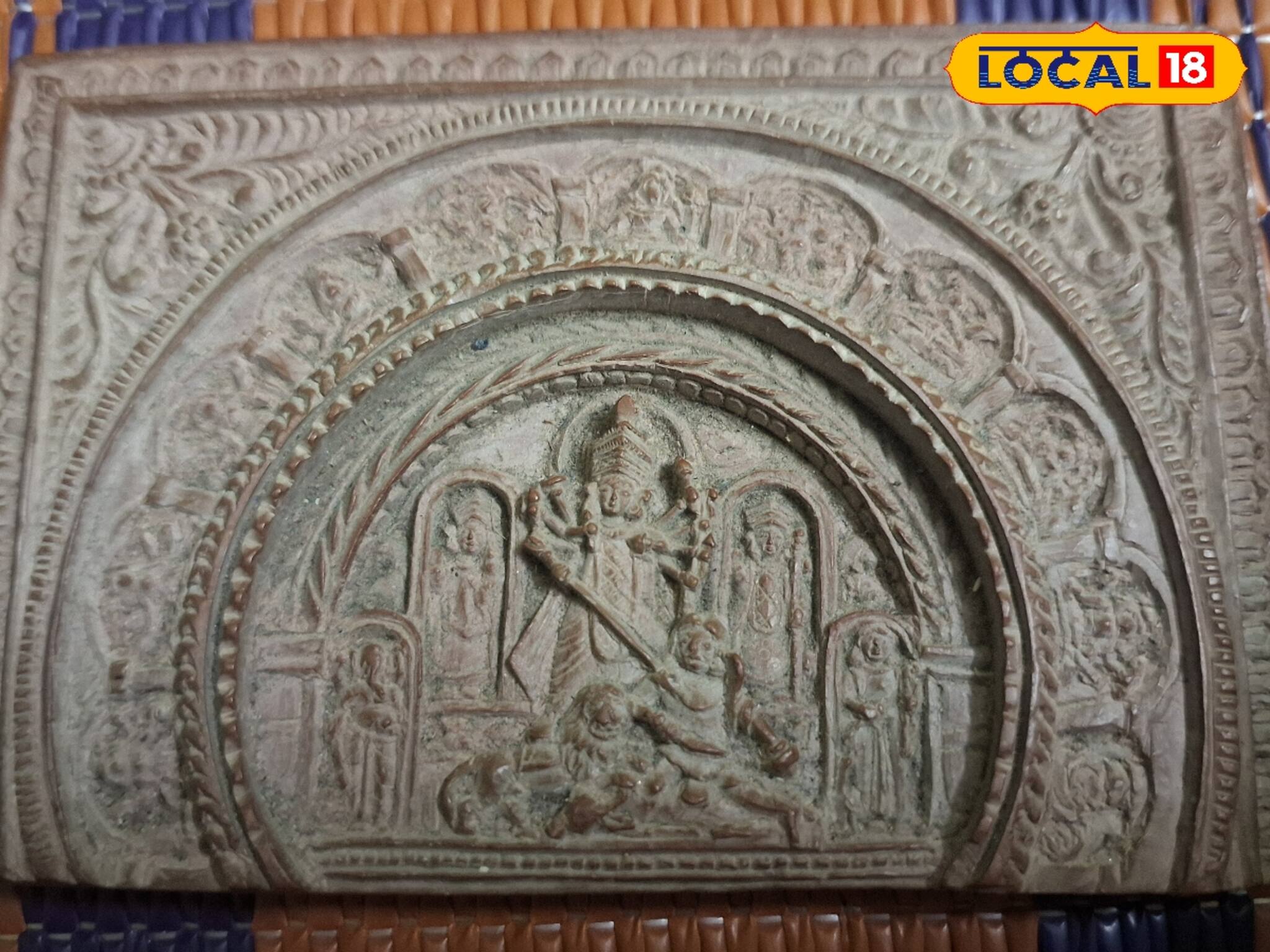 ভাঙা প্লেটের উপর খোদাই করে দুই ইঞ্চির দুর্গা প্রতিমা, তাক লাগাচ্ছেন ৭৭-এর বৃদ্ধ