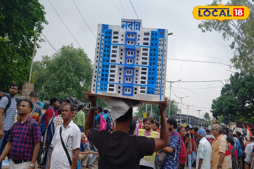 নবান্ন অভিযানে মাথায় নবান্ন নিয়ে হাজির এক শিক্ষক! নবান্ন অভিযানে হাওড়া স্টেশন থেকে প্রতীকী নবান্ন মাথায় নিয়ে মিছিলে হাজির আন্দোলনকারী।