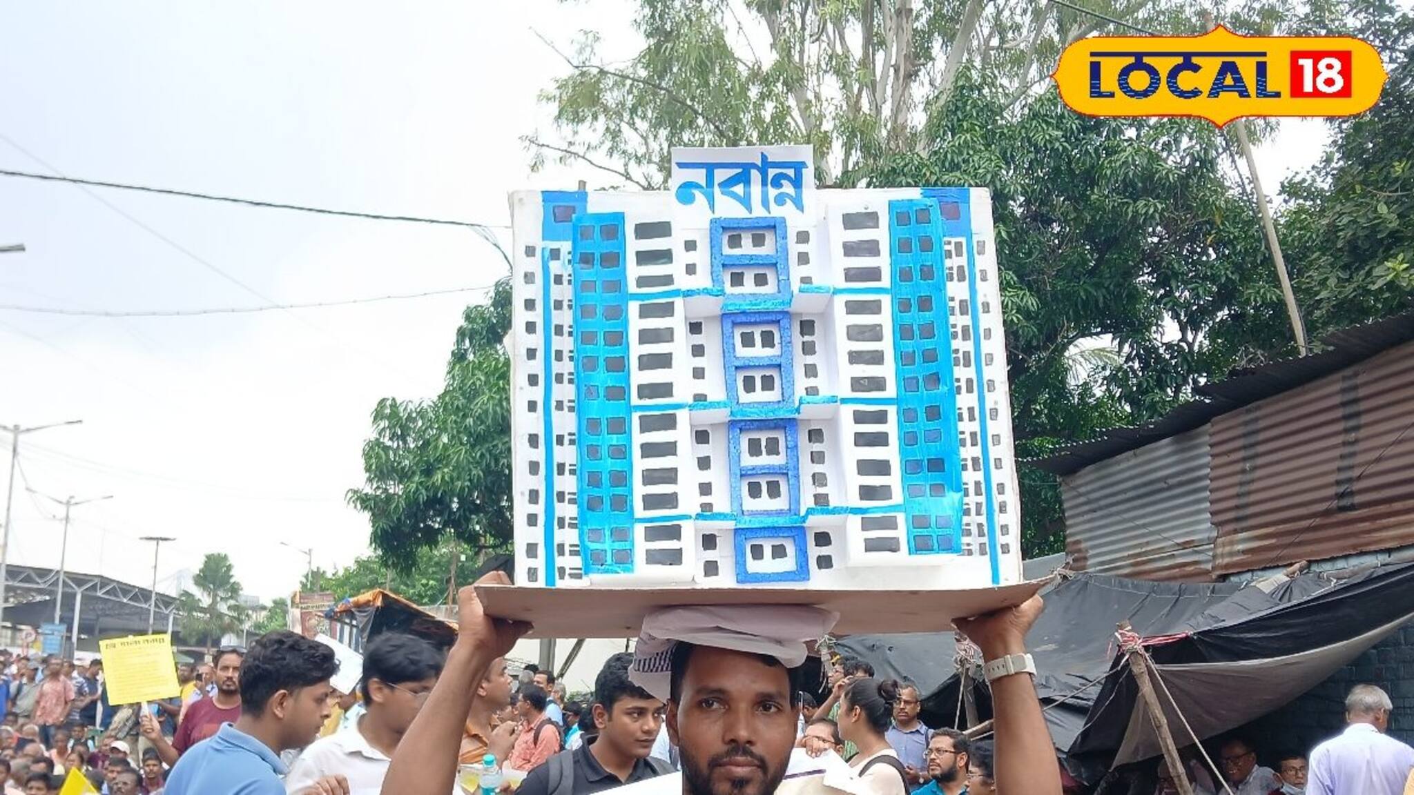 নবান্ন অভিযানে সকলের চোখ টানল একটাই মাত্র ছবি! মাথায় এ কী নিয়ে যাচ্ছেন প্রতিবাদী?